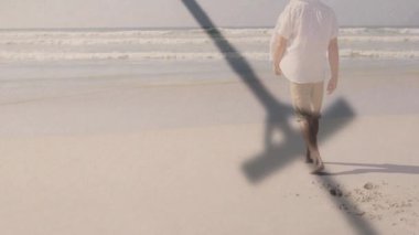 Gölge süpürücü çerçeve haçı başlatıyor. Sahile doğru yürüyen adam sağlığına kavuşuyor. Deniz kıyısı, maneviyat, sükunet, minimalist, tefekkür, deniz kenarı, inanç.