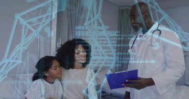 Erkek doktor, çocuk muayenesine giderken panoyu anne ve çocuğa doğrultuyor. Tıbbi, sağlık, pediatri, teşhis, teknoloji, aile, klinik