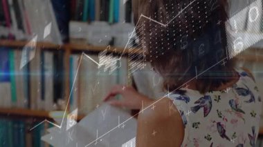 Metni tarayan bir kadın veri analizi için grafiği ve rafları düzenliyor. Gelecekçi, yenilikçi, eğitici, dijital, analitik, yaratıcı, modern