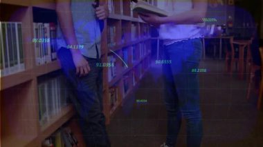 Öğrencinin kitabı karıştırması, akran eğilimiyle ders çalışırken eğitim için animasyon kaplamasına neden oluyor. İşbirliği, akıl hocalığı, öğrenme, akademik, modern, gençlik, okur yazarlık