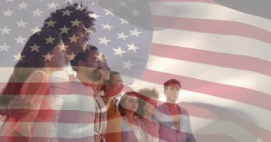 Grup duruşu dalgalı bayrak kaplamalarıyla ve omuz omuza vererek iş birliğini ateşleyen bir adamla. Dayanışma, çeşitlilik, birlik, işbirliği, profesyonellik, vatanseverlik, saygı