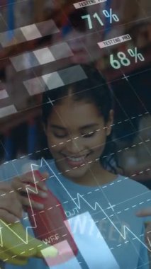 Depoda bağış torbaları açan kadın ve erkek gönüllülerle ilgili istatistiksel veri işleme. lojistik ve ulaşım sektörü kavramı