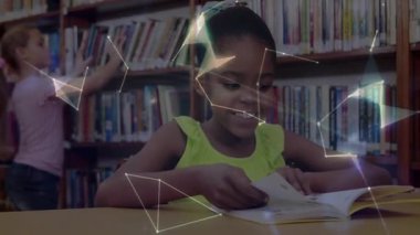 Oğlan kitap açarken kız kütüphanede rafları karıştırıyor dünyayı geziyor coğrafyayı keşfediyor. Çocuklar, öğrenme, keşif, dijital, eğitim, hayal gücü, merak