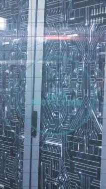 Sunucu odasına karşı yuvarlak tarayıcı ve mikroişlemci bağlantıları üzerinden veri koruması animasyonu. Siber güvenlik ve iş veri depolama teknolojisi kavramı