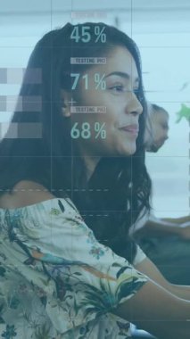 İş kadınıyla veri ve istatistikleri gösteren ve ofiste çalışan arayüzün animasyonu. Küresel iletişim teknolojisi dijital arayüz kavramı, dijital olarak üretilen video. ve