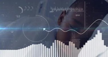 Çocuk masaya yaslanıyor, histogram yükseliyor, hat temizliyor, aletler geri çekiliyor. Dijital, teknoloji, veri, analitik, görselleştirme, yenilik, gelecekçilik