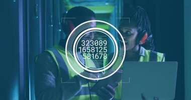 Veritabanına tepsilerin altında giren teknisyenler, tablet ve dizüstü bilgisayardaki HUD bisiklet değerlerini izlemek için başlatıyorlar. Teknoloji, yenilik, siber güvenlik, dijital, ağ, iletişim, fütüristik