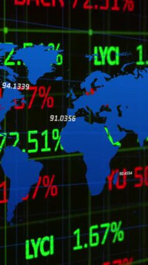 Haritadaki rakamlar ve bilgisayar dilinin siyah arkaplanla karşılaştırılması. Dijital olarak üretilmiş, hologram, illüstrasyon, borsa, kodlama, küresel ve teknoloji kavramı.