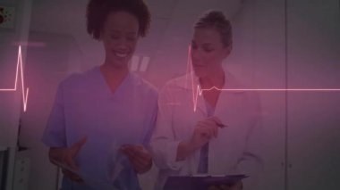 Hemşire ve doktor çizelgeleri inceleyip verileri tartışırken kalp atışları dalgalanmaya başlıyor. Tıbbi, takım çalışması, klinik, sağlık, işbirliği, tanı, modern