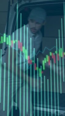 Kafkas kurye paketleme kutuları üzerinde finansal veri işleme animasyonu. küresel finans, iş ve dijital arayüz kavramı dijital olarak oluşturulmuş video.