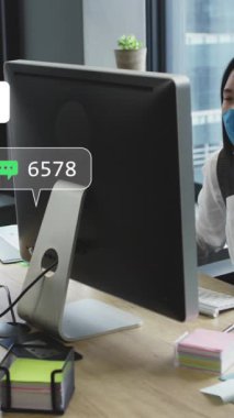 Ofiste bilgisayar kullanarak yüz maskesi takan Asyalı kadınların sosyal medya simgelerinin canlandırılması. Sosyal medya ağı ve covid-19 salgın konsepti