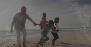 Yaşlı yetişkinler öne eğilerek koşuya başlar ve ailelerini kumlu sahil boyunca gezmek için çekerler. Aile, macera, açık hava, neşe, uyum, bağlantı, eğlence