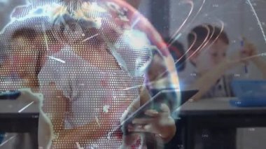 Öğretmen öğrenci tabletlerine dokunuyor, veri akışlarıyla dönen eğitim dünyasını başlatıyor. Eğitim, teknoloji, dijital, yenilik, sınıf, öğrenme, bilgi