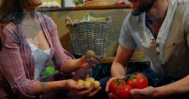 Ürünleri karşılaştıran ve animasyon dünya haritası verilerini teknoloji vitrininde üst üste koyan çift. Köylü, yerli, sağlıklı, boş zaman, iletişim, dijital, modern