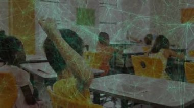 Çocuklar öğretmenler soru sorarken el kaldırıyor, sınıf arkadaşları sınıfta sarı sandalyelerin yanına katılıyor. Çocuklar, eğitim, sınıf, işbirliği, dikkat, öğrenim, öğrenim