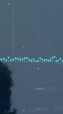 Asyalı iş adamının sunumuyla ilgili finansal verilerin animasyonu. küresel iş, finans, ekonomi ve teknoloji konsepti dijital olarak oluşturulmuş video.