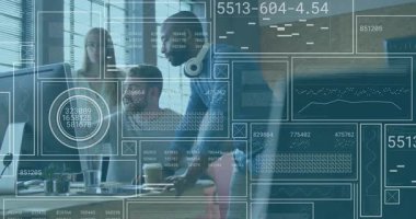 Teknik meslektaşlar masanın etrafında toplanıp verileri üst üste koyuyor ve kilit ölçümleri gözden geçirmek için işaret ediyor. İşbirliği, takım çalışması, veri analizi, modern ofis, profesyonel, beyin fırtınası, dijital çalışma alanı