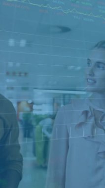 Muhtelif meslektaşların ofiste iş görüşmesi üzerine finansal veri işleme animasyonu. Küresel iş, finans ve dijital arayüz kavramı dijital olarak oluşturulmuş video.