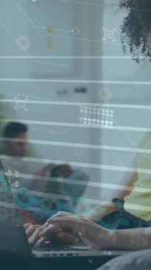 Ofiste çalışan iş kadınının finansal veri işleme animasyonu. Küresel iş, finans, bilgisayar ve veri işleme kavramı dijital olarak oluşturulmuş video.