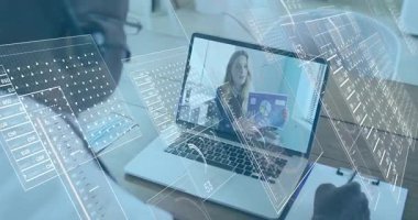 Kıdemli adam masa başında iş görüşmesi yapıyor, kadın turta grafiği sunuyor, verileri eşleştiriyor. İşbirliği, teknoloji, analitik, iletişim, profesyonel, dijital, işyeri