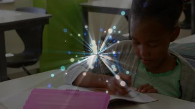 Eğitim egzersizi için boyama yaparken çalışma kitabındaki şekilleri kurşun kalemle çizen bir kız. Sınıf, eğitim, çocukluk, konsantrasyon, yaratıcılık, öğrenme, öğrenim