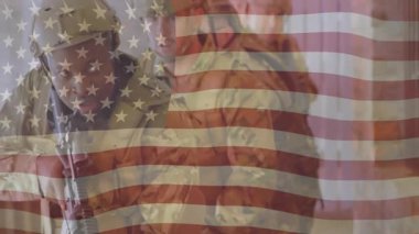 Asker tüfeği teftiş ediyor ve silah yerleştirme ve nişan alma eğitimi için yoldaşa veriyor. Askeri, eğitim, takım çalışması, disiplin, eylem, taktik, hassasiyet