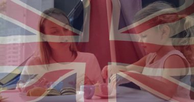 Anne küçük kavanozu açıyor ve kızını eğitici aktiviteler için oyuncak çayla karıştırıyor. Aile, yetiştirme, çocukluk, zanaat, yerli, oyuncu, öğrenim