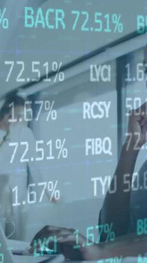 Ofiste dizüstü bilgisayar kullanan düşünceli Afro-Amerikan kadının finansal veri işleme animasyonu. Küresel ekonomi ve iş teknolojisi kavramı