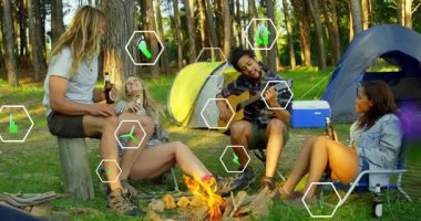 Gitarist akoru tıngırdatıyor ve kamptaki arkadaşları çevreleyen yeşil teknolojiyi etkinleştiriyor. Etkiyi görselleştiriyor. Macera, kamp, açık hava, toplum, sürdürülebilirlik, boş zaman, uyum