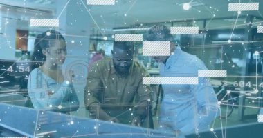 Teknik ekip masamızda toplanıp dokunmatik ekranı selamlıyor ve veri incelemesi ağı örtüşmelerini tartışıyorlar. İşbirliği, yenilik, takım çalışması, dijital, analitik, modern, profesyonel