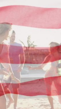 Sunny Beach 'te dans eden çeşitli arkadaşlar üzerine Amerika bayrağı sallamanın animasyonu. Bağımsızlık Günü, kutlama, parti, gelenek, tatil ve vatanseverlik kavramı dijital olarak oluşturulmuş video.