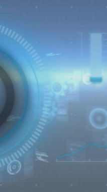 Yuvarlak tarayıcı ve veri işleme animasyonunun mavi arkaplanda parlayan ışık noktasıyla karşılaştırılması. Bilgisayar arayüzü ve iş teknolojisi kavramı