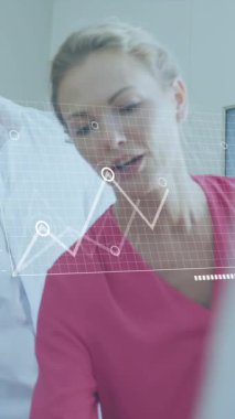 Ofiste tartışan çeşitli meslektaşlar hakkında istatistiksel veri işleme animasyonu. Bilgisayar arayüzü ve iş veri teknolojisi kavramı