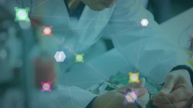 Elektronik teknisyen devre kartına kablolar yerleştiriyor, ağdaki düğümleri canlandırıyor. Teknoloji, yenilik, kesinlik, bağlantı, mühendislik, dijital, analitik