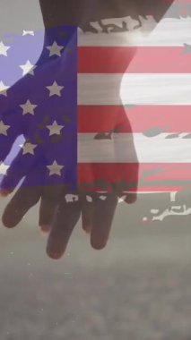 Sahilde el ele tutuşan çiftlerin orta kesimine karşı arıza etkisi olan Amerikan bayrağı. Amerika 'nın bağımsızlığı vatansever tatil konsepti