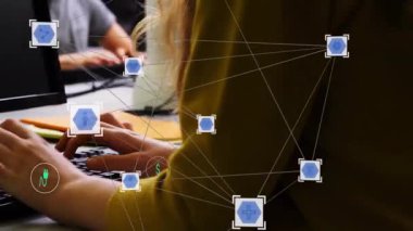 Bilgisayar laboratuvarında klavye yazan öğrenciler, akademik proje için animasyon veri simgeleri oluşturuyorlar. Teknoloji, yenilik, kodlama, işbirliği, eğitim, dijital, takım çalışması