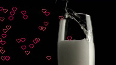 Cama dökülen beyaz sıvı kalp kıvılcımları camların önünden geçip bayram örtüsü oluşturuyor. Kutlama, romantizm, zarafet, akıcılık, aşk, ruh hali, soyut