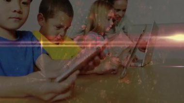 Tablet seçen Asyalı çocuk, ahşap masada çocuklara rehberlik ederken eğitici görevlere başlıyor. Öğrenim, teknoloji, işbirliği, eğitim, gençlik, yenilik, danışmanlık