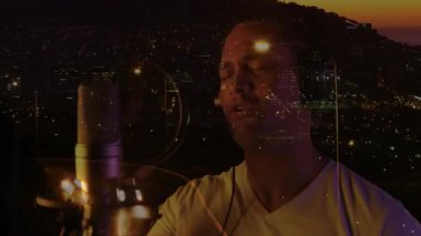 Kapatılan gözler kulaklıkla şarkıcı müzik kaydına başlıyor, şehir siluetinin ortasında mikrofona doğru yükseliyor. Vokaller, performans, stüdyo, motif, ruh hali, duygu, yayın