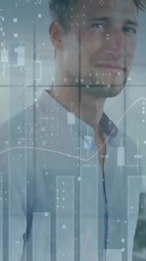 Kafkas işadamının ofisindeki finansal veri işleme animasyonu. Küresel iş, finans, hesaplama ve veri işleme kavramı dijital olarak oluşturulmuş video.