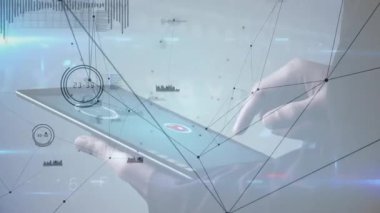 Profesyonel eller tablet ekranı tıklayarak UI halkalarını harekete geçirir ve küresel ağı görselleştirir. Teknoloji, bağlantı, yenilik, fütüristik, kurumsal, dijital, ağ