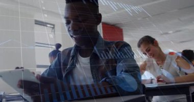 Sınıf arkadaşları not yazarken, üniversite öğrencilerinin eğitim uygulamasında veri tabletlerini göstermesi. Teknoloji, yenilik, eğitim, dijital öğrenme, işbirliği, modern sınıf, gençlik