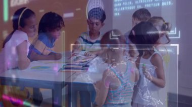 Öğrenciler eğitimde kalem seçiyor, harita ve çizelge ile kağıt çiziyor ve kesiyor. Ortak çalışma, çocuklar, eğitim, yaratıcı, teknoloji, sanat, takım çalışması