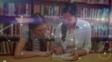 Bayan öğretmen, kütüphanede okumak için, eğitim için ağ grafiğiyle ders kitabı rehberi açıyor. Öğrenim, akıl hocalığı, eğitim, okur yazarlık, konsantrasyon, teknoloji, akademik