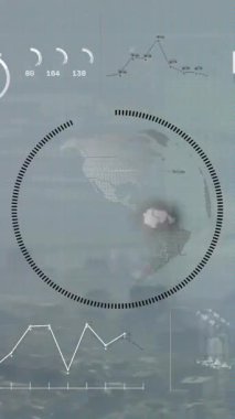 Şehir manzarası üzerinde şema, küre ve veri işleme animasyonları. Küresel iş ve dijital arayüz kavramı, dijital olarak oluşturulmuş video.