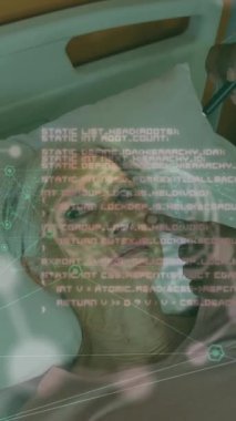 Afro-Amerikan erkek doktor ve kadın hasta üzerindeki tıbbi verilerin animasyonu. Küresel tıp, sağlık, dijital arayüz, bilgisayar ve veri işleme kavramı dijital olarak oluşturulmuş video.