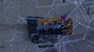 Ağ hatları yoğunlaşırken ve kan veri analizini görselleştirirken teknisyen kan raflarını değiştiriyor. Tıbbi, biyoteknoloji, dijital, araştırma, bilim, analitik, kısır