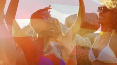 Çapraz grafikler eşleşir, deniz üstünde titreşir, arkadaşlar kollarını kaldırır, güneş gözlüğü takar, seyahati hızlandırır. Yolculuk, yoldaşlık, macera, canlılık, manzara, yaşam tarzı, açık hava