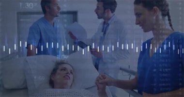 Hemşire el ele tutuşup el sallarken sağlık personeli de dengeyi kontrol ediyor. Sağlık, hasta bakımı, tıbbi ekip, klinik, izleme, destek, takım çalışması