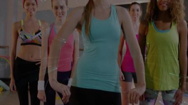 Eğitmen kolu oynatıyor grup onayı veriyor. Taklit ediyor ve ışık yayıyor. Fitness, yoldaşlık, motivasyon, egzersiz, sağlık, takım çalışması, dinamik